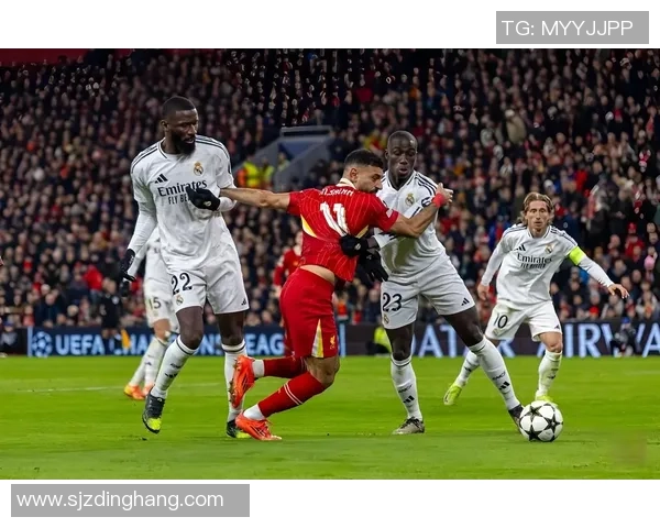 欧冠激战：拜仁与利物浦战成平局神奇扑救点燃全场激情