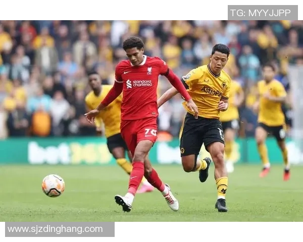 世界杯精彩对决曼城与利物浦战成平局乌龙球瞬间引发热议与转会传闻