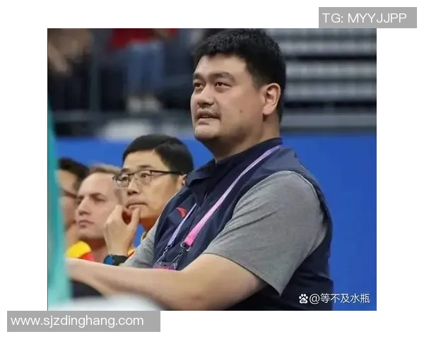 姚明捏水瓶瞬间引发热议网友纷纷解读背后的深意与情感